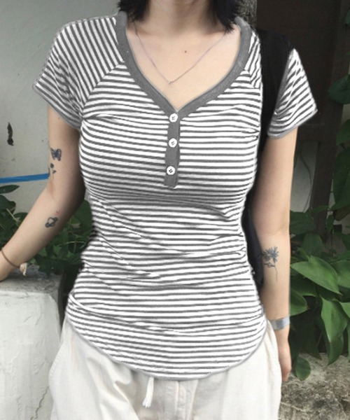 MEMECLE(メメクル)の「【 MEMECLE / メメクル 】Vネック ボーダーフィット 半袖カットソー(Tシャツ/カットソー・レディース・ライトグレー/ダークグレー/ネイビー/ホワイト・S/M)」の3枚目の写真