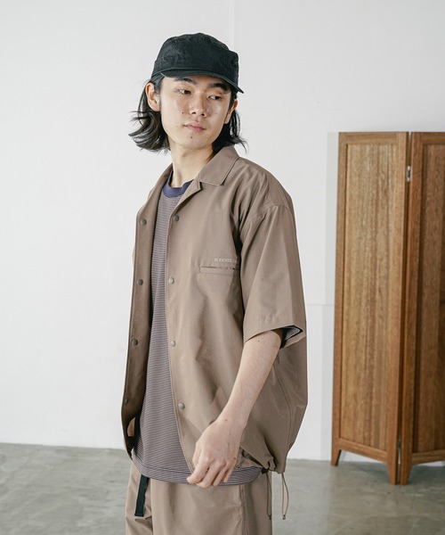 BAYFLOW（ベイフロー）の「【BUDDIES Dept.】FLOWAIR 半袖シャツ[吸水速乾・軽量・セットアップ可]（シャツ/ブラウス・メンズ・ブラック/ベージュ・MEDIUM/LARGE）」の2枚目の写真