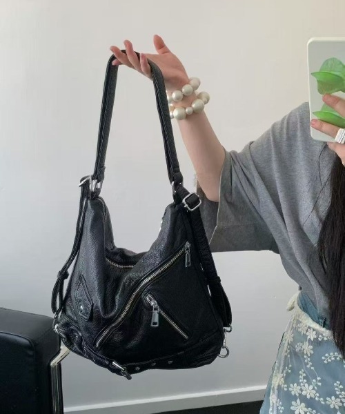 LETee(レティー)の「装飾ベルト付斜めジップショルダーバッグ(ショルダーバッグ・レディース・ブラック/ホワイト・FREE)」の3枚目の写真