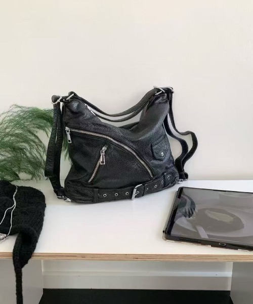 LETee(レティー)の「装飾ベルト付斜めジップショルダーバッグ(ショルダーバッグ・レディース・ブラック/ホワイト・FREE)」の4枚目の写真