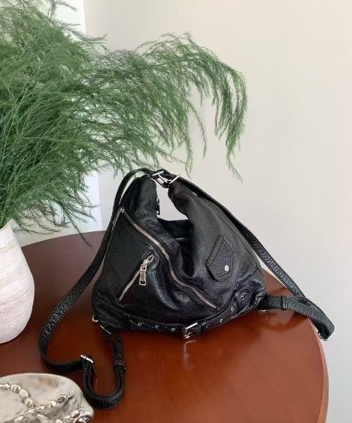 LETee(レティー)の「装飾ベルト付斜めジップショルダーバッグ(ショルダーバッグ・レディース・ブラック/ホワイト・FREE)」の7枚目の写真