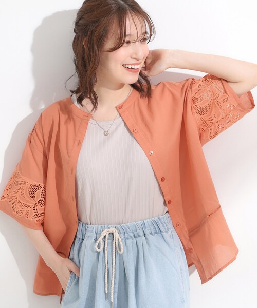 SHOO・LA・RUE（シューラルー）の「【S-LL/6分袖】レースデザインで華やか見え お袖刺繍ブラウス（シャツ/ブラウス・レディース・ホワイト/オレンジ/ブラック・01/02/03/04）」の3枚目の写真