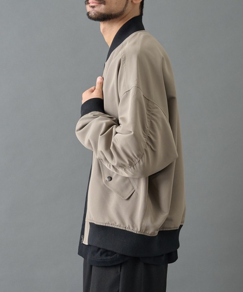 COLONY 2139（コロニートゥーワンスリーナイン）の「BIG MA-1（MA-1・メンズ・ブラック/グレイッシュベージュ・MEDIUM/LARGE）」の4枚目の写真