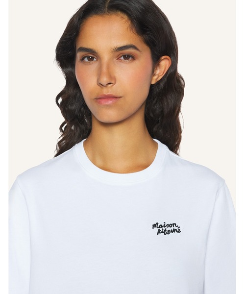 Maison Kitsune(メゾンキツネ)の「MAISON KITSUNE HANDWRITING COMFORT TEE-SHIRT(Tシャツ/カットソー・レディース・アイボリー/ネイビー/ライトグリーン系/ホワイト/ブラック×ホワイト・S/M/L/XXS/XS)」の2枚目の写真