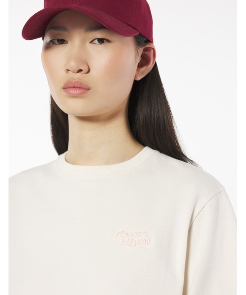 Maison Kitsune(メゾンキツネ)の「MAISON KITSUNE HANDWRITING COMFORT TEE-SHIRT(Tシャツ/カットソー・レディース・アイボリー/ネイビー/ライトグリーン系/ホワイト/ブラック×ホワイト・S/M/L/XXS/XS)」の3枚目の写真