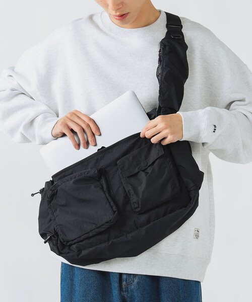 BEAMS HEART（ビームスハート）の「【ユニセックス】ユーティリティー ポケット ショルダー バック（ショルダーバッグ・メンズ・チャコールグレー/ブラック・ONE SIZE）」の9枚目の写真