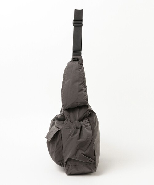 BEAMS HEART（ビームスハート）の「【ユニセックス】ユーティリティー ポケット ショルダー バック（ショルダーバッグ・メンズ・チャコールグレー/ブラック・ONE SIZE）」の11枚目の写真