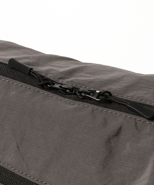 BEAMS HEART（ビームスハート）の「【ユニセックス】ユーティリティー ポケット ショルダー バック（ショルダーバッグ・メンズ・チャコールグレー/ブラック・ONE SIZE）」の4枚目の写真