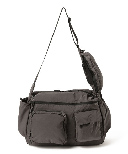 BEAMS HEART（ビームスハート）の「【ユニセックス】ユーティリティー ポケット ショルダー バック（ショルダーバッグ・メンズ・チャコールグレー/ブラック・ONE SIZE）」の3枚目の写真
