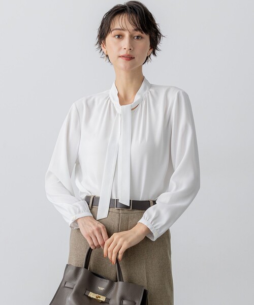 23区(ニジュウサンク)の「【洗える】バックサテンアムンゼン ボウタイ ブラウス(シャツ/ブラウス・レディース・ホワイト系/ライトグレー系・38/40)」の2枚目の写真