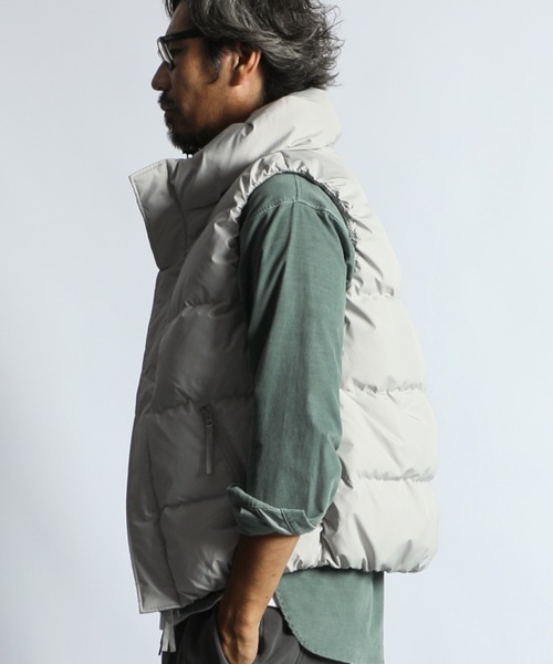The DUFFER of ST.GEORGE（ザダファーオブセントジョージ）の「VOLUME NECK DOWN VEST：ボリュームネック ダウンベスト ライトアウター（ダウンベスト・メンズ・チャコールグレー/アイボリー/ブラック・X-LARGE/LARGE/MEDIUM/SMALL）」の17枚目の写真
