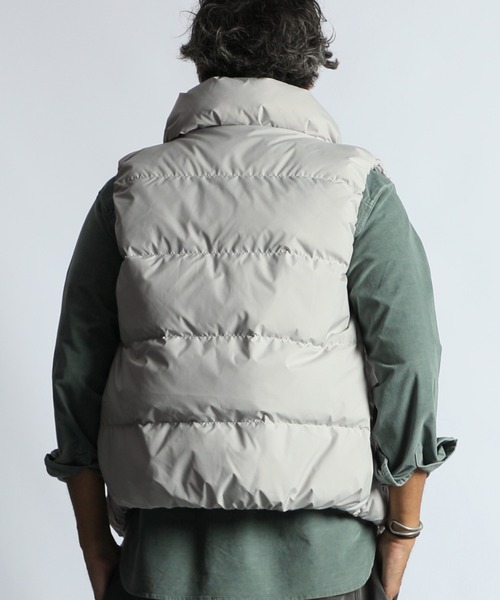 The DUFFER of ST.GEORGE（ザダファーオブセントジョージ）の「VOLUME NECK DOWN VEST：ボリュームネック ダウンベスト ライトアウター（ダウンベスト・メンズ・チャコールグレー/アイボリー/ブラック・X-LARGE/LARGE/MEDIUM/SMALL）」の18枚目の写真