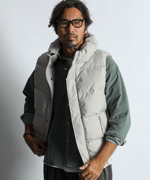 The DUFFER of ST.GEORGE（ザダファーオブセントジョージ）の「VOLUME NECK DOWN VEST：ボリュームネック ダウンベスト ライトアウター（ダウンベスト・メンズ・チャコールグレー/アイボリー/ブラック・X-LARGE/LARGE/MEDIUM/SMALL）」の4枚目の写真