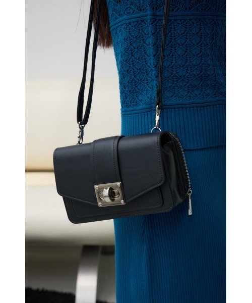 AZUL by moussy(アズールバイマウジー)の「ターンロックフラップウォレットバッグ(ショルダーバッグ・レディース・ブラック/レッド/アンティークシルバー・FREE)」の4枚目の写真