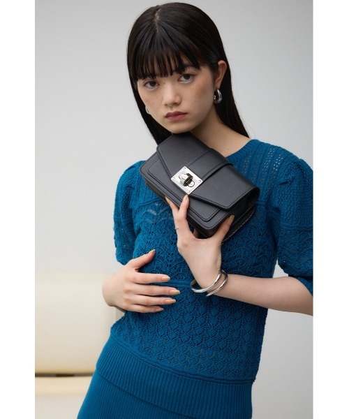 AZUL by moussy(アズールバイマウジー)の「ターンロックフラップウォレットバッグ(ショルダーバッグ・レディース・ブラック/レッド/アンティークシルバー・FREE)」の6枚目の写真
