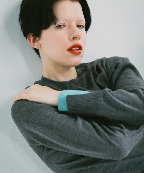 CINOH(チノ)の「BICOLOR-TRIM KNIT(ニット/セーター・レディース・ブラウン/チャコールグレー/ターコイズブルー・38)」の10枚目の写真