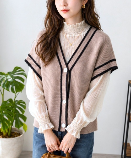 Amulet(アミュレット)の「ラフに着てゆるっとコーデの完成◎ 配色ラインVネックボタンニットベスト(ベスト・レディース・ブラック/アイボリー/グリーン/レッド/ベージュ・FREE)」の3枚目の写真