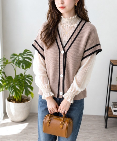 Amulet(アミュレット)の「ラフに着てゆるっとコーデの完成◎ 配色ラインVネックボタンニットベスト(ベスト・レディース・ブラック/アイボリー/グリーン/レッド/ベージュ・FREE)」の14枚目の写真