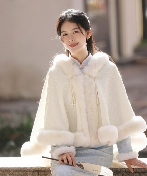 センソユニコ　モユル ホワイト ボタン付き ハイネック ポンチョ センソユニコ モユル ホワイト ボタン付き ハイネック ポンチョ