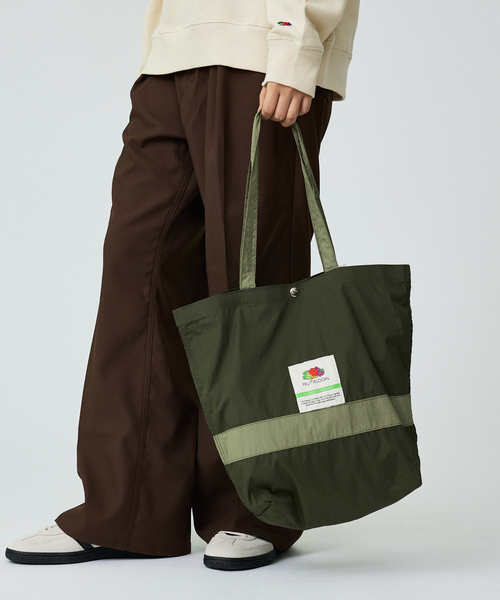 FRUIT OF THE LOOM（フルーツオブザルーム）の「【FRUIT OF THE LOOM/フルーツ オブ ザ ルーム】 NYLON TOTE L/ナイロン【WEB限定】（トートバッグ・メンズ・グリーン系その他/バイオレット/カーキ/グレイッシュブルー・フリー）」の2枚目の写真
