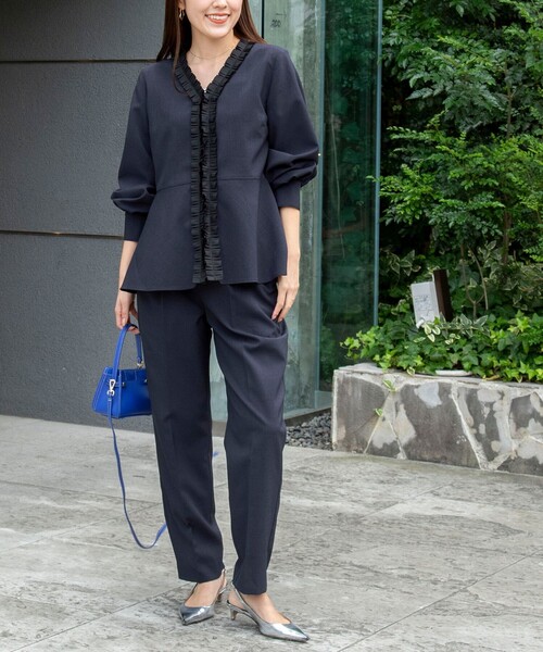 NOLLEY’S（ノーリーズ）の「《セットアップ対応》ウォッシャブルタックテーパードパンツ（その他パンツ・レディース・グレー系その他/ネイビー・38/36）」の4枚目の写真