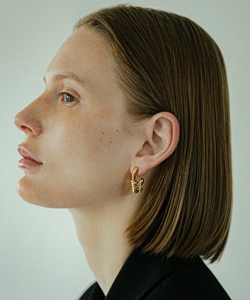 LAPUIS(ラピュイ)の「LAPUIS(ラピュイ) Flow Coil pierced earrings(ピアス(両耳用)・レディース・マルチ/ゴールド・FREE)」の2枚目の写真