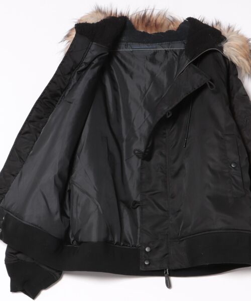 Revo.（レボ）の「ナイロンツイル 中綿入り フードファー N-2B フライトジャケット【UNISEX】（ミリタリージャケット・メンズ・ブラック/セージグリーン・M/L/XL）」の4枚目の写真