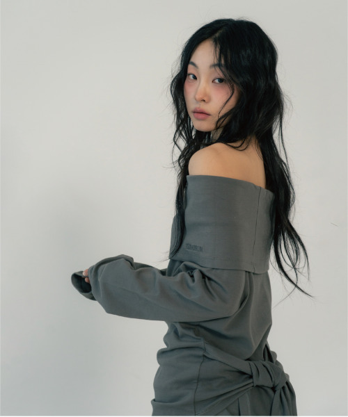 ZIZEMUSEUM(ジゼミュージアム)の「OFF SHOULDER TIED TOP (CHARCOAL)(Tシャツ/カットソー・レディース・その他・OS)」の2枚目の写真
