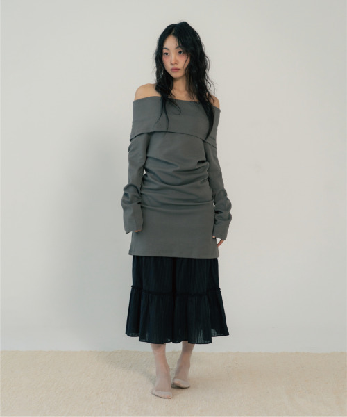ZIZEMUSEUM(ジゼミュージアム)の「OFF SHOULDER TIED TOP (CHARCOAL)(Tシャツ/カットソー・レディース・その他・OS)」の3枚目の写真