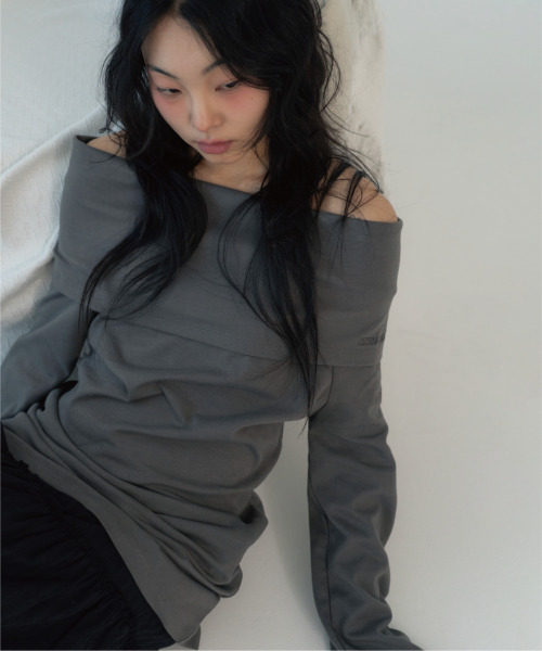 ZIZEMUSEUM(ジゼミュージアム)の「OFF SHOULDER TIED TOP (CHARCOAL)(Tシャツ/カットソー・レディース・その他・OS)」の4枚目の写真