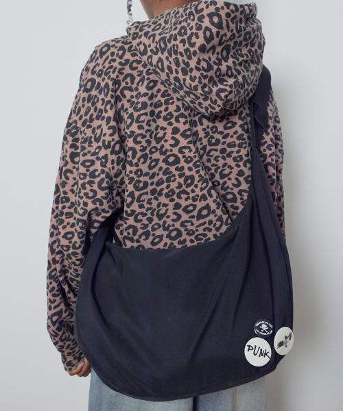 suade（スエード）の「BUCKLE HALFMOON CROSS BAG [BLACK]（メッセンジャーバッグ・レディース・その他・FREE）」の2枚目の写真