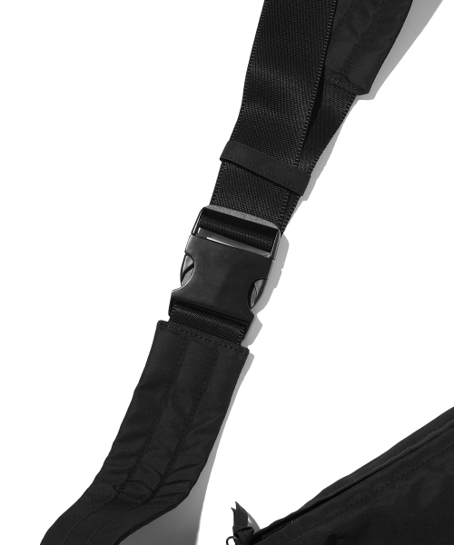 suade（スエード）の「BUCKLE HALFMOON CROSS BAG [BLACK]（メッセンジャーバッグ・レディース・その他・FREE）」の5枚目の写真