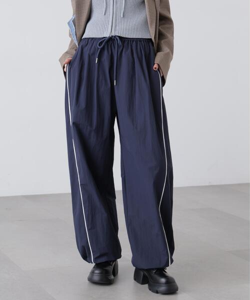 FREE'S MART(フリーズマート)の「◆サイドタック配色ラインナイロンパンツ(その他パンツ・レディース・ネイビー/グレー・SMALL/MEDIUM)」の1枚目の写真