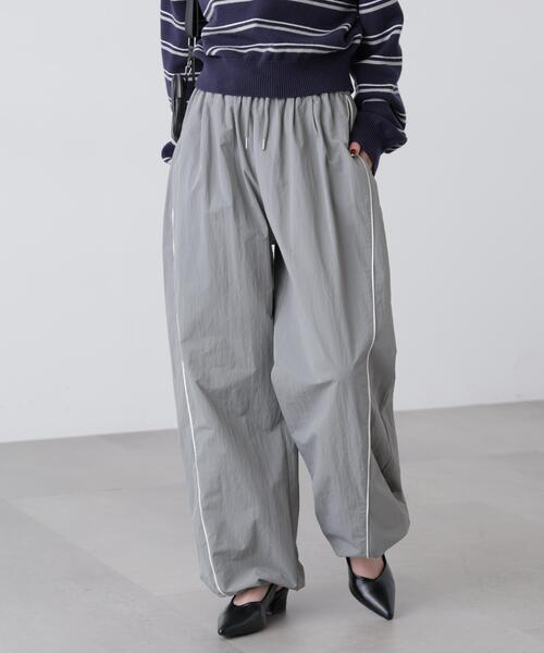 FREE'S MART(フリーズマート)の「◆サイドタック配色ラインナイロンパンツ(その他パンツ・レディース・ネイビー/グレー・SMALL/MEDIUM)」の2枚目の写真