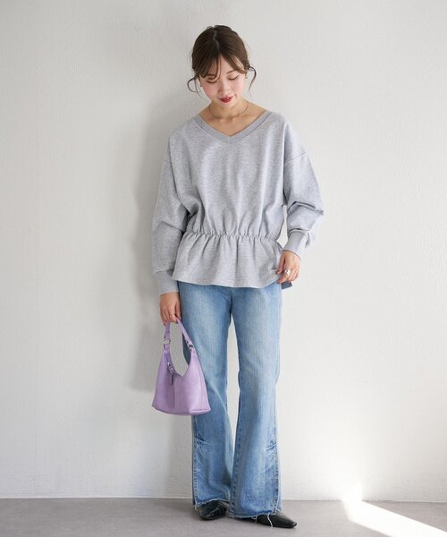 Kastane(カスタネ)の「【一部店舗限定】B Vネックペプラムスウェット(スウェット・レディース・ネイビー/グレー/アイボリー・FREE)」の5枚目の写真