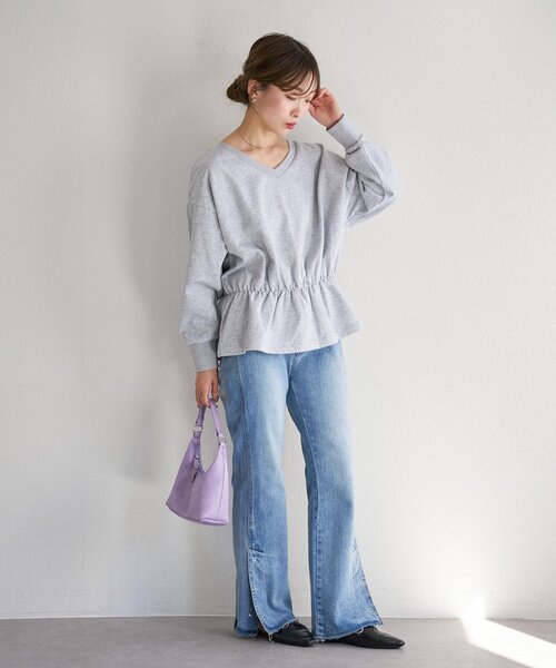 Kastane(カスタネ)の「【一部店舗限定】B Vネックペプラムスウェット(スウェット・レディース・ネイビー/グレー/アイボリー・FREE)」の6枚目の写真