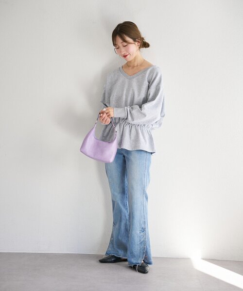 Kastane(カスタネ)の「【一部店舗限定】B Vネックペプラムスウェット(スウェット・レディース・ネイビー/グレー/アイボリー・FREE)」の7枚目の写真