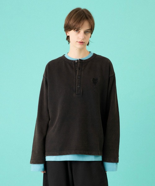 ONCILY（オンシェリー）の「HEART LOGO HENLEY NECK LAYERED SET / ハートロゴヘンリーレイヤードセット（Tシャツ/カットソー・メンズ・ネイビー/ブラック/ブラック系その他/杢グレー・SMALL/MEDIUM/LARGE）」の2枚目の写真