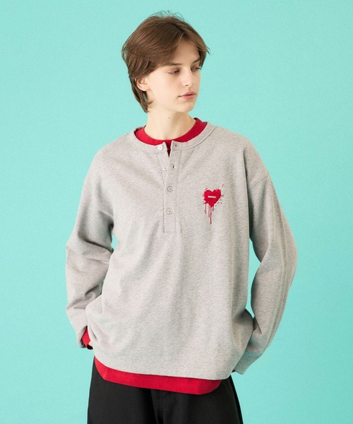 ONCILY（オンシェリー）の「HEART LOGO HENLEY NECK LAYERED SET / ハートロゴヘンリーレイヤードセット（Tシャツ/カットソー・メンズ・ネイビー/ブラック/ブラック系その他/杢グレー・SMALL/MEDIUM/LARGE）」の3枚目の写真