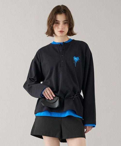 ONCILY(オンシェリー)の「HEART LOGO HENLEY NECK LAYERED SET / ハートロゴヘンリーレイヤードセット(Tシャツ/カットソー・メンズ・ネイビー/ブラック/ブラック系その他/杢グレー/ブラック系その他2/ブラウン/ブラック系その他3/ブルー系その他・SMALL/MEDIUM/LARGE)」の4枚目の写真