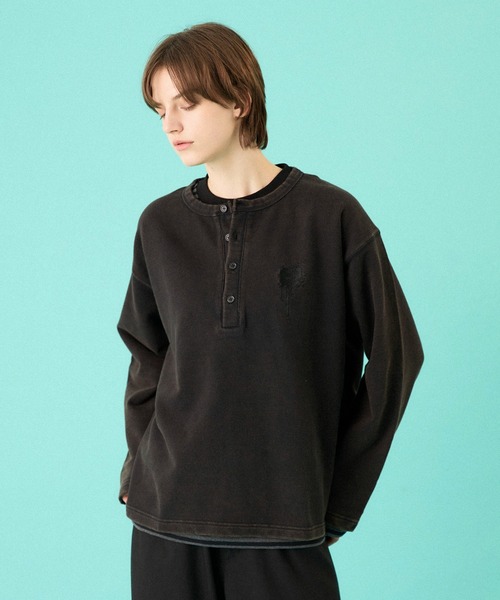 ONCILY（オンシェリー）の「HEART LOGO HENLEY NECK LAYERED SET / ハートロゴヘンリーレイヤードセット（Tシャツ/カットソー・メンズ・ネイビー/ブラック/ブラック系その他/杢グレー・SMALL/MEDIUM/LARGE）」の6枚目の写真
