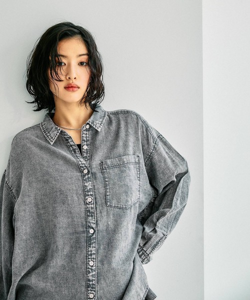 LEPSIM（レプシィム）の「AIRデニム長袖シャツ　639492（シャツ/ブラウス・レディース・グレー/ライトブルー/ブルー・FREE）」の2枚目の写真