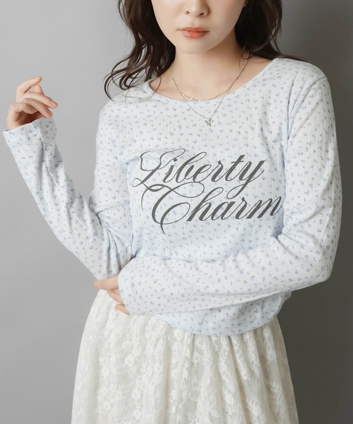 SPINNS（スピンズ）の「小花にきゅん♪ロゴ映えでつくる韓国ガーリートップス（Tシャツ/カットソー・レディース・サックスブルー/オフホワイト/グレー・ONESIZE）」の3枚目の写真