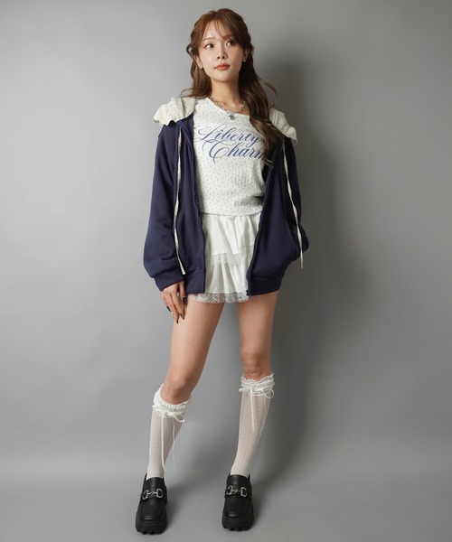SPINNS（スピンズ）の「小花にきゅん♪ロゴ映えでつくる韓国ガーリートップス（Tシャツ/カットソー・レディース・サックスブルー/オフホワイト/グレー・ONESIZE）」の9枚目の写真