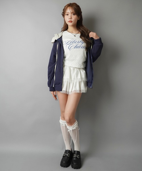 SPINNS（スピンズ）の「小花にきゅん♪ロゴ映えでつくる韓国ガーリートップス（Tシャツ/カットソー・レディース・サックスブルー/オフホワイト/グレー・ONESIZE）」の10枚目の写真