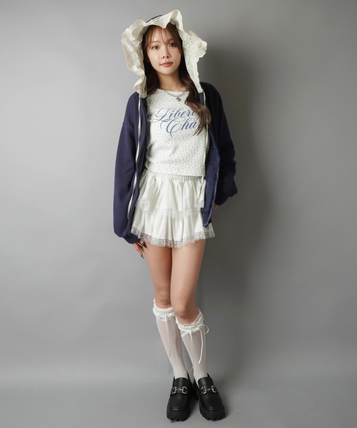 SPINNS（スピンズ）の「小花にきゅん♪ロゴ映えでつくる韓国ガーリートップス（Tシャツ/カットソー・レディース・サックスブルー/オフホワイト/グレー・ONESIZE）」の11枚目の写真
