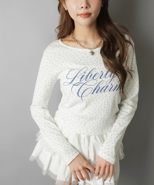 SPINNS（スピンズ）の「小花にきゅん♪ロゴ映えでつくる韓国ガーリートップス（Tシャツ/カットソー・レディース・サックスブルー/オフホワイト/グレー・ONESIZE）」の5枚目の写真