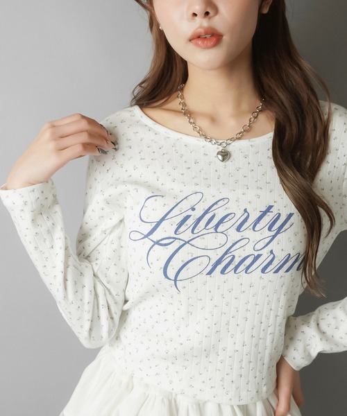 SPINNS（スピンズ）の「小花にきゅん♪ロゴ映えでつくる韓国ガーリートップス（Tシャツ/カットソー・レディース・サックスブルー/オフホワイト/グレー・ONESIZE）」の6枚目の写真