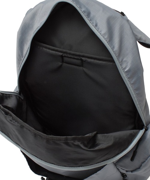 X-girl(エックスガール)の「METALLIC LOGO BACKPACK 【24L/大容量/A4サイズ/PC収納可能】(バックパック/リュック・レディース・ブラック/グレー・ONE SIZE)」の8枚目の写真