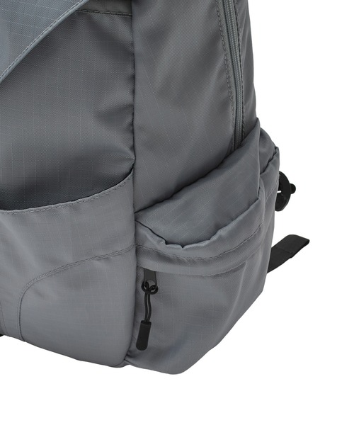 X-girl(エックスガール)の「METALLIC LOGO BACKPACK 【24L/大容量/A4サイズ/PC収納可能】(バックパック/リュック・レディース・ブラック/グレー・ONE SIZE)」の13枚目の写真